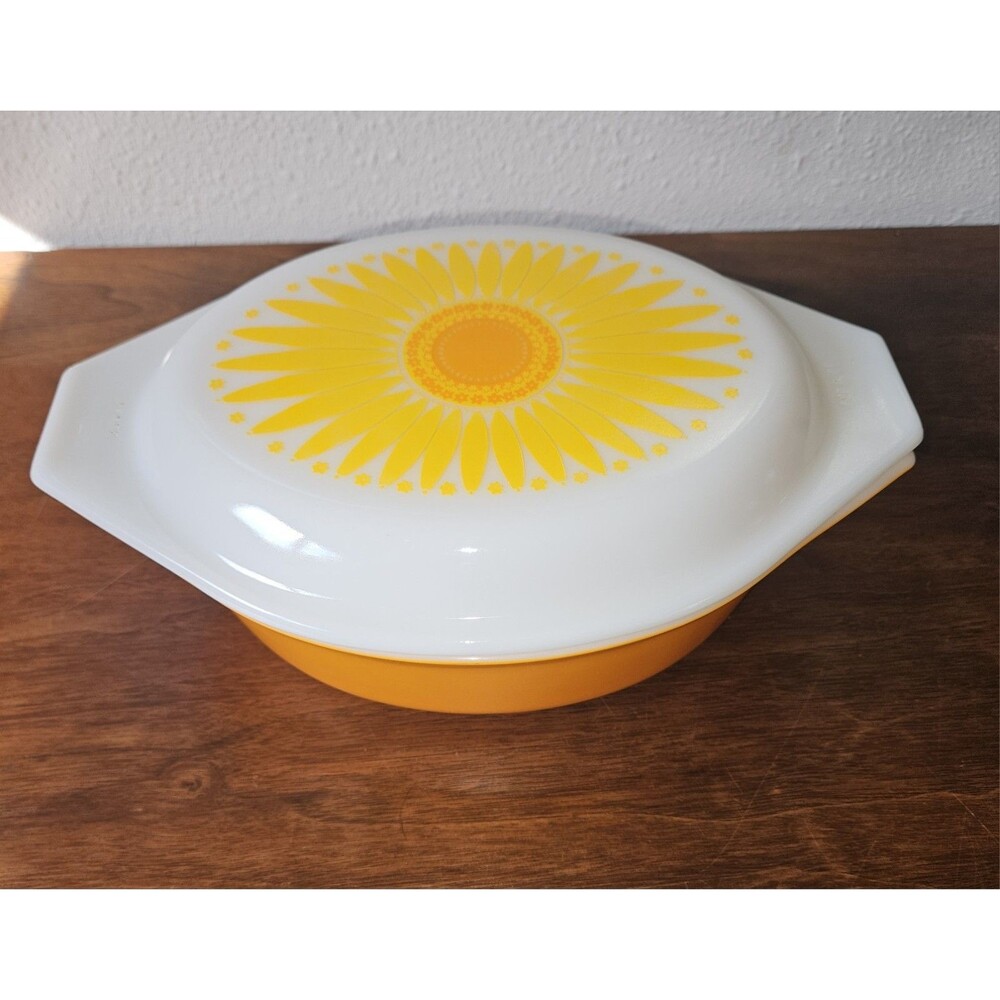 Vintage PYREX Daisy Sunflower Oval Casserole 1.5 Qt #043 Yellow Orange White